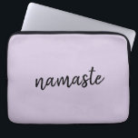 Capa Para Notebook Namaste | Lilac Na moda Yoga Meditação Zen<br><div class="desc">Simples, na moda, "namaste" cita design de arte na moderna tipografia de escrita manuscrita minimalista em um fundo lilás púrpura de lavanda pastel. O slogan pode ser facilmente personalizado com suas próprias palavras para um presente perfeito para um coelhinho de yoga ou amante de pilates! Namasté significa literalmente "cumprimentos a...</div>