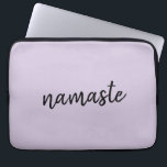 Capa Para Notebook Namaste | Lilac Na moda Yoga Meditação Zen<br><div class="desc">Simples, na moda, "namaste" cita design de arte na moderna tipografia de escrita manuscrita minimalista em um fundo lilás púrpura de lavanda pastel. O slogan pode ser facilmente personalizado com suas próprias palavras para um presente perfeito para um coelhinho de yoga ou amante de pilates! Namasté significa literalmente "cumprimentos a...</div>