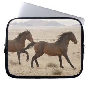 Capa Para Notebook Namíbia, Aus. Cavalos selvagens correndo no Namibe