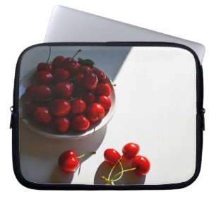 Capa Para Notebook Natureza-morta estética com cerejas maduras em bra
