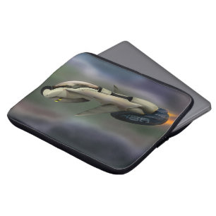 Capa Para Notebook Nave espacial voando através de um planeta