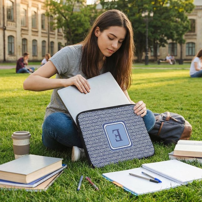 Capa Para Notebook Navy Geometric Chevron Monogram Design (Criador carregado)