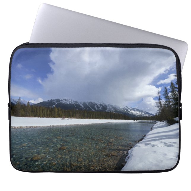 Capa Para Notebook Neve Coberta De Cenário No Rio Kootenay, Canadá (Frente)