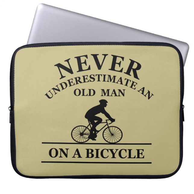 Capa Para Notebook never underestimate an old man on a bicycle  (Frente)