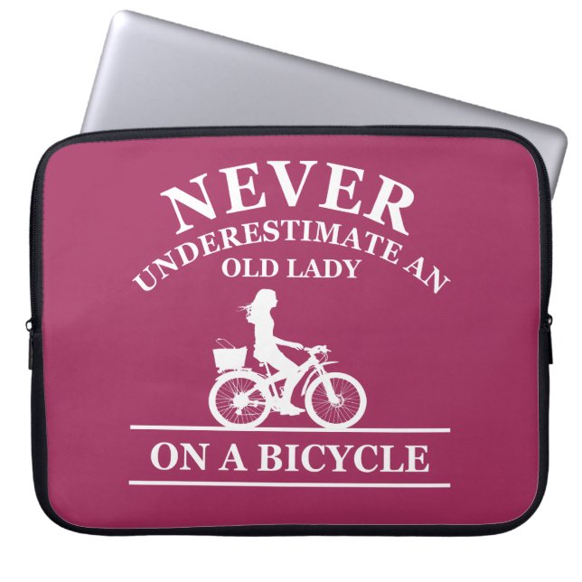 Capa Para Notebook never underestimate an old woman on a bicycle  (Frente)