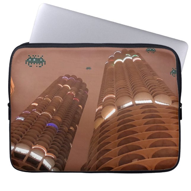 Capa Para Notebook Night of the Marina City Invaders (Frente)