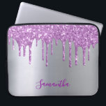 Capa Para Notebook Nome cintilante roxo prateado<br><div class="desc">Uma mala elegante,  feminina e gampa. Colírio de falso roxo,  pingar de tinta. Fundo metálico de aparência fina prateada. Insira seu nome,  escrito com um script de estilo moderno,  escrito à mão. Letras cor púrpura.</div>