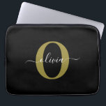 Capa Para Notebook Nome com Letra Inicial Personalizada em Preto Bran<br><div class="desc">Este monograma elegante e nome com design de letra personalizada podem ser dados como presente de aniversário, casamento, chá de noiva, aniversário de casamento, Dia das Mães ou qualquer outra ocasião. Ele pode ser personalizado com a inicial e o nome da pessoa. Você pode alterar a fonte, a cor da...</div>