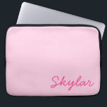 Capa Para Notebook Nome Curso Personalizado Cor-de-Rosa Quente Rosa-R<br><div class="desc">Esta é uma Bolsa de laptop personalizada personalizada de nome cursivo rosa-rosa-rosa-quente com pastilha elástica!</div>