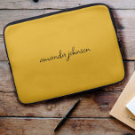 Capa Para Notebook Nome Curto do Monograma Amarelo Moderno e Bonito<br><div class="desc">Um lindo fundo amarelo de mostarda com um belo monograma cursivo.</div>