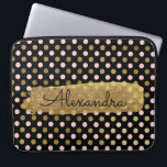 Capa Para Notebook Nome da Bolinhas rosa, preto e dourado<br><div class="desc">Padrão de Bolinhas de folha de ouro rosa,  preto e preto com tampa fina com tampa de computador elegante com faixa de tinta Dourada. Este caso pode ser personalizado para incluir o nome do seu cheio com um belo script preto manuscrito.</div>