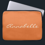 Capa Para Notebook Nome de Script Manuscrito Laranja Elegante Persona<br><div class="desc">Este caso de laptop personalizado apresenta seu nome em lindas letras escritas à mão em um fundo laranja na moda Burnt. ideia de presente de excelente.</div>