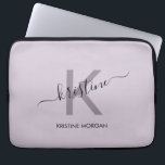 Capa Para Notebook Nome do monograma de script roxo moderno<br><div class="desc">Bolsa de laptop de nome monograma de script roxo moderno</div>
