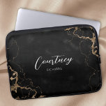 Capa Para Notebook Nome do Monograma do Script Marble Preto e Dourado<br><div class="desc">Estojo de laptop com fundo de mármore preto e dourado e fonte de caligrafia chic para seu nome ou iniciais. O gabinete de eletrônicos de monograma de script inclui espaço para adicionar seu nome ou iniciais, e você pode até mesmo adicionar seu logotipo comercial para torná-lo mais corporativo. Este saco...</div>