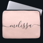 Capa Para Notebook Nome do Script de Assinatura Pink do Pastel Elegan<br><div class="desc">Bolsa de laptop de Script de Assinatura Rosa Mínima Moderna. Personalize este design simples e mínimo com seu nome ou iniciais.</div>