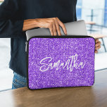 Capa Para Notebook Nome do Script do Pincel Violet Glitter<br><div class="desc">Crie a sua própria brilho de luxo violeta vívida e azul com nome ou monograma. Personalize o estilo e o tamanho da caligrafia do script de pincel. Mover,  duplicar ou eliminar o gráfico de faísca faux.</div>