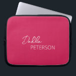 Capa Para Notebook Nome Elegante Simples Moderno<br><div class="desc">Magenta moderna / bolsa de laptop cor-de-rosa fuschia apresentando um design simples e mínimo personalizado com seu nome em um script elegante e fonte sans contemporânea.</div>