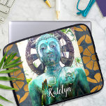 Capa Para Notebook Nome Personalizado de Mosaico Dourado da Estátua B<br><div class="desc">Eu descobri alegremente esta estátua Asiática Buda em um ambiente exuberante de jardim havaiano, exuando paz e solidão. Tome um momento para relaxar enquanto você usa esta fotografia especial, bolsa de laptop personalizada de neopreno. Esta bolsa de laptop tem três tamanhos: 15", 13" e 10. Faz um presente de excelente...</div>