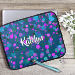 Capa Para Notebook Nome personalizado de pontos de confete roxo azul<br><div class="desc">Ponto de confete azul-turquesa, roxo, rosa e verde cinzento sobre fundo negro enfeita esta bolsa de laptop moderna de nome personalizado e chique neoprene. Faz uma declaração divertida e na moda cada vez que você a usa. Esta bolsa de laptop tem três tamanhos: 15", 13" e 10". Um presente de...</div>