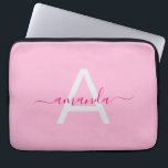 Capa Para Notebook Nome Personalizado e Monograma Rosa Simples<br><div class="desc">Adicione um toque doce e na moda ao seu técnico com este nome personalizado simples e Bolsa de laptop monograma. Apresentando um design cor-de-rosa suave com opções personalizadas de nome e monograma, ele combina o encanto feminino com a função do dia a dia. Perfeito para o trabalho, escola ou viagem....</div>