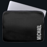 Capa Para Notebook Nome Personalizado Mínimo Moderno Preto<br><div class="desc">Design minimalista moderno com nome personalizado no estilo de fonte branco negrito do sans moderno em fundo preto. Perfeito como presentes de férias para ele,  presentes de dia de os pais e presentes para qualquer ocasião especial.</div>