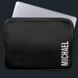 Capa Para Notebook Nome Personalizado Mínimo Moderno Preto<br><div class="desc">Design minimalista moderno com nome personalizado no estilo de fonte branco negrito do sans moderno em fundo preto. Perfeito como presentes de férias para ele, presentes de dia de os pais e presentes para qualquer ocasião especial.</div>