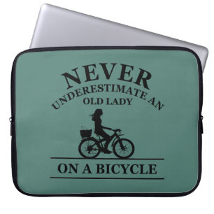 Capa Para Notebook Nunca subestime uma senhora velha de bicicleta