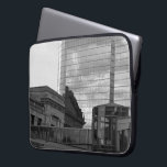 Capa Para Notebook O link<br><div class="desc">O Link é uma passarela de vidro elevado ligando a Estação Union (à esquerda na fotografia a preto e branco) ao Crown Center em Kansas City, Missouri. Fui atraído para a mistura de novos e antigos estilos arquitetônicos complementados pelas reflexões em nuvem sobre o edifício ao espelho no fundo. Fotografia...</div>