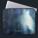 Capa Para Notebook O mar profundo | da aguarela | dos azuis marinhos<br><div class="desc">Design azul escuro bonito do abstrato da aguarela. Há uma sugestão do roxo misturada nas cores. Seu nome pode ser adicionado na parte inferior deste produto nas pias batismais brancas.</div>