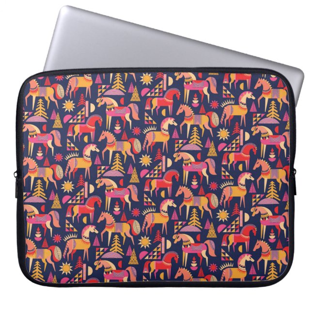 Capa Para Notebook O padrão dos cavalos escandinavos é design. Decora (Frente)