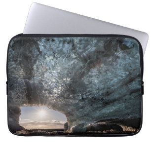 Capa Para Notebook Olhando para fora de uma caverna de gelo, Islândia