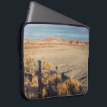 Capa Para Notebook Onda do Deserto: Parque Nacional da Floresta Petri<br><div class="desc">No Parque Nacional da Floresta Petrificada perto de Holbrook, Arizona, gramíneas do deserto, angular no canto inferior esquerdo da foto. A areia vai até a borda direita e de volta para as colinas distantes estriadas no horizonte. Um céu nublado está no topo da fotografia. Um autorretrato de sombra ondulando sobe...</div>