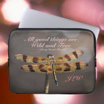 Capa Para Notebook Ouro Dragonfly Wild e Bolsa de laptop de cotação l<br><div class="desc">Esta bela bolsa de laptop cita Henry David Thoreau "Todas as coisas boas são selvagens e livres". Suas cores terrestres de ouro, marrom, esticado e rosa serão um lembrete natural para viver a vida ao máximo e apreciar cada momento como esta Dragonfly ouro com suas asas iridescentes espalhadas por toda...</div>