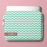 Capa Para Notebook Padrão Aqua Zig Zag Chevrons<br><div class="desc">Personalize esta bolsa de laptop na moda com o seu nome,  iniciais,  monograma,  data especial ou qualquer texto da sua escolha. Visite nossa loja para mais opções de padrões e cores,  além de produtos como capas de ipad,  cobrir de iphone e androides e muito mais!</div>