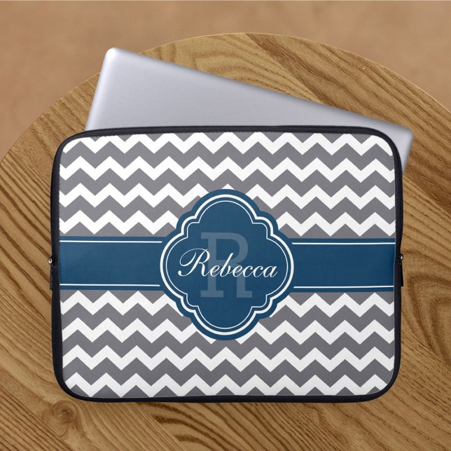 Capa Para Notebook Padrão Cevon da Cinza de Monograma Quatrefoil Azul (Criador carregado)