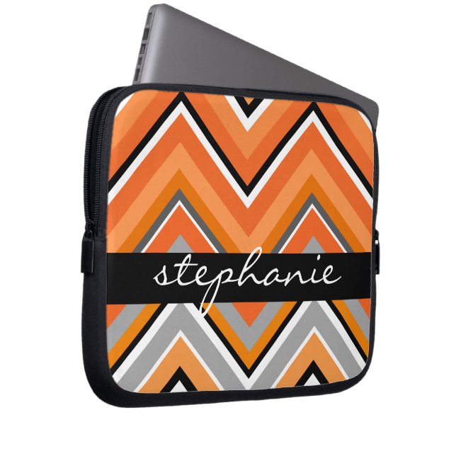 Capa Para Notebook Padrão Chic Chevron Cinza Preta Laranja com Nome (Frente Esquerda)