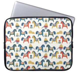 Capa Para Notebook Padrão com cavalos inspirado na arte escandinava.