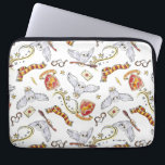 Capa Para Notebook Padrão de aquarela GRYFFINDOR™ Hedwig<br><div class="desc">Harry Potter | Confira este lindo padrão de aquarela GRYFFINDOR™ com seu brasão,  cachecol da casa e Hedwig entregando vassouras e cartas!</div>