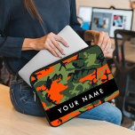 Capa Para Notebook Padrão de Camuflagem Laranja, Seu nome, Personaliz<br><div class="desc">Padrão de camuflagem elegante,  na moda e sofisticado em cor laranja e verde. Presente moderno e moderno,  perfeito para o amante militar em sua vida. Personalize adicionando o seu nome,  apelido,  monograma ou iniciais.</div>
