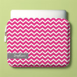 Capa Para Notebook Padrão de Chevrons Zig Zag Rosa Quente<br><div class="desc">Personalize esta bolsa de laptop na moda com o seu nome,  iniciais,  monograma,  data especial ou qualquer texto da sua escolha. Visite nossa loja para mais opções de padrões e cores,  além de produtos como capas de ipad,  cobrir de iphone e androides e muito mais!</div>