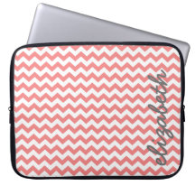 Padrão de Coral e Cinza Chevron com Grande Nome
