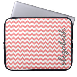 Capa Para Notebook Padrão de Coral e Cinza Chevron com Grande Nome