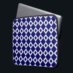 Capa Para Notebook Padrão de Diamante Branco e marinho<br><div class="desc">Um padrão gráfico arrojado de formas de marinho de encravamento e diamante branco. Cada um dos diamantes brancos contém um pequeno marinho de diamante azul escuro,  a cor dominante do design geométrico. Imagem criada digitalmente. Copyright © 2013 Claire E. Skinner. Todos os direitos reservados.</div>