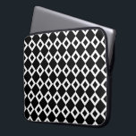Capa Para Notebook Padrão de diamante preto e branco<br><div class="desc">Um padrão gráfico arrojado de formas de diamante preto e branco. Cada um dos diamantes brancos contém um pequeno fazer preto de diamante preto,  a cor dominante do design original. Imagem criada digitalmente. Copyright © 2013 Claire E. Skinner. Todos os direitos reservados.</div>