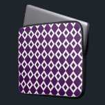 Capa Para Notebook Padrão de diamante roxo e branco<br><div class="desc">Um padrão gráfico arrojado de formas roxas e de diamante branco. Cada um dos diamantes brancos contém um pequeno fazer roxo roxo e escuro,  roxo,  a cor dominante do design geométrico. Imagem criada digitalmente. Copyright © 2013 Claire E. Skinner. Todos os direitos reservados.</div>