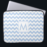 Capa Para Notebook Padrão de distribuição do vale branco azul claro m<br><div class="desc">Proteja o seu laptop com uma manga neoprene divertida, com linhas alternadas de faixas de diafragma azul claro e branco, num padrão geométrico arejado, com um monograma personalizado dentro de um quadrado branco no centro. Personalize-o com a sua inicial na barra lateral. Outras bolsas de laptop também disponíveis. Para ver...</div>
