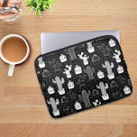 Capa Para Notebook Padrão de Doodle do Cactus Preto e Branco<br><div class="desc">Um padrão de rabiscos de cactos desenhados manualmente em preto e branco. Cada cacto está no seu próprio pote. Este padrão suculento é modesto e perfeito para aqueles com muitas plantas caseiras!</div>