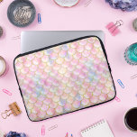 Capa Para Notebook Padrão de Escala de Sereia Iridescente de Pastel<br><div class="desc">Um padrão de escala de sereia com escalas coloridas iridescentes. As escalas têm um efeito de aspecto prematuro,  como podem brilhar em cores diferentes. Eles são esboçados em uma textura falsa de ouro. Este padrão chic é perfeito para todas as majestosas sereias!</div>