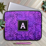 Capa Para Notebook Padrão de folha do monograma roxo negrito tipograf<br><div class="desc">Uma cor damasco de folhagem de folha cor-de-rosa e azul num fundo roxo rico e profundo, enfeite esta bolsa de laptop neoprene moderna, moderna e monificada por ela. Personalize esta manga elegante com o seu monograma inicial. Faz uma declaração de chic e na moda cada vez que você a usa....</div>