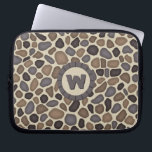 Capa Para Notebook Padrão de Monograma de Pedra de Pedra de Pebble<br><div class="desc">Este design de padrão original apresenta um abstrato gráfico de pérolas / pedras / rochas pretas e cinzas sobre um fundo marrom-claro. Há também um espaço circular para você adicionar seu monograma. É um design excelente para qualquer pessoa que procura uma textura sutil que lembra uma paisagem de passarela ou...</div>